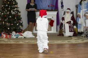 santa claus criança às Natal Festa. foto