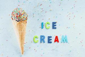 gelo creme cones com granulado.gostoso sobremesa sorvete, gostoso delicioso tratar. verão cartão. foto