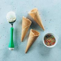 gelo creme colher, waffle cones e tigela com granulados. verão sobremesa sorvete, gostoso delicioso tratar foto