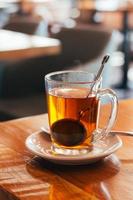 vidro caneca do quente chá às uma cafeteria com borrado fundo. natural claro. foto