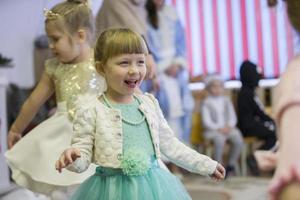 alegre menina às a Natal festa dentro Jardim da infância. foto