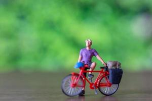 miniatura pessoas em pé com bicicleta, mundo bicicleta dia conceito foto