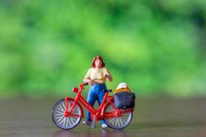 miniatura pessoas em pé com bicicleta, mundo bicicleta dia conceito foto