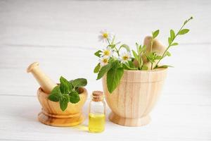 medicina alternativa cápsula orgânica à base de plantas com vitamina e óleo de peixe ômega 3, mineral, droga com suplementos naturais de folhas de ervas para uma vida saudável e boa. foto