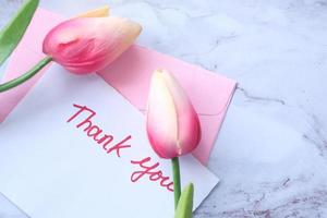 cartão de agradecimento com tulipas foto