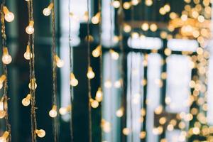 abstrato borrado do azul e prata cintilante brilho lâmpadas luzes fundo. natal feriado pano de fundo foto