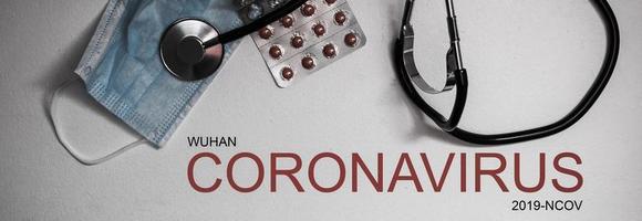 romance coronavírus doença 2019-ncov escrito. muitos pílulas e estetoscópio. foto
