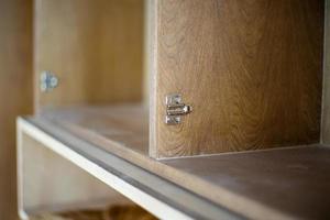 foco seletivo em dobradiças de aço inoxidável em portas de madeira aguardando instalação foto