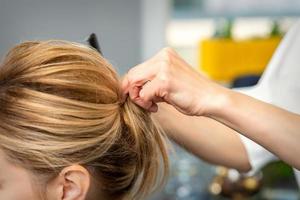 fêmea cabeleireiro estilo Loiras cabelo foto