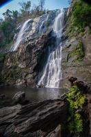 cachoeira khlong lan, belas cachoeiras no parque nacional klong lan da tailândia foto