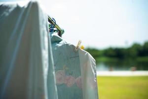 closeup de muitos pedaços de trapos pendurados em um prendedor de roupa para secar ao sol foto