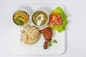 tandoori frango, Dal Makhani, misturado vegetal, verde salada e frito prato. foto