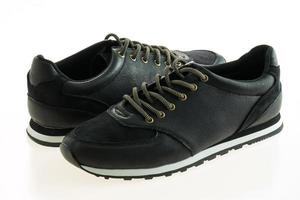 lindos sapatos de couro preto foto