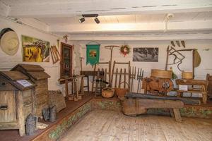 Antiguidade de madeira etnográfico Itens a partir de uma Fazenda dentro uma de madeira cabana dentro a ar livre museu foto