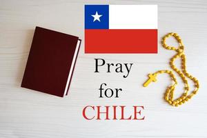 orar para Chile. rosário e piedosos Bíblia fundo. foto