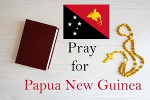 orar para papua Novo guiné. rosário e piedosos Bíblia fundo. foto