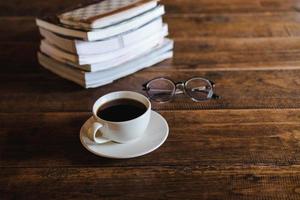 café, copos e livros foto