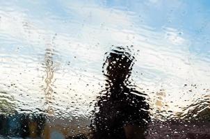 reflexo de água de uma silhueta de uma pessoa foto