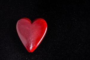 uma vermelho coração em Preto fundo foto