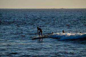 uma surfista em uma onda foto