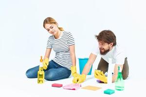 homem e mulher detergente estilo de vida limpeza trabalho em equipe foto