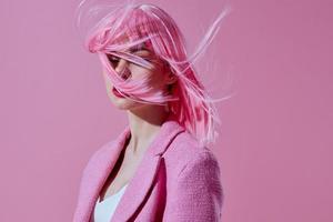 jovem mulher moderno estilo Rosa cabelo vermelho lábios moda cor fundo inalterado foto