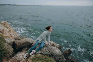 bonita mulher liberdade andar em a pedra costa inalterado foto