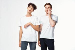 dois alegre amigos dentro branco Camisetas emoções positivo luz fundo foto