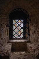 limitar Antiguidade janela dentro a pedra castelo dentro a interior foto
