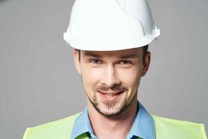 homem dentro branco capacete plantas construtor isolado fundo foto