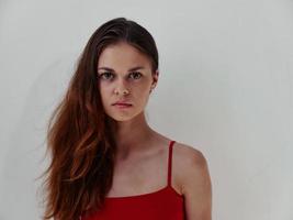 mulher dentro vermelho roupa de banho vermelho cabelo atraente Veja cortada Visão estúdio foto
