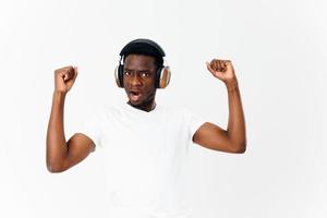 africano americano dentro fones de ouvido música amante isolado fundo foto