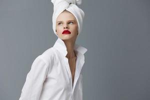 elegante mulher vermelho lábios toalha em cabeça Maquiagem estúdio modelo inalterado foto