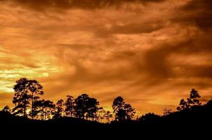 céu colorido ao pôr do sol foto