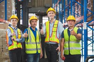 sucesso trabalho em equipe conceitos, capataz trabalhador equipe sorridente com mostrando polegares acima dentro uma armazém, Gerente e trabalhadores profissional equipe foto