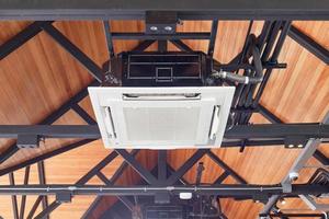 sistema de ar condicionado tipo cassete montado no teto moderno em cafeteria foto
