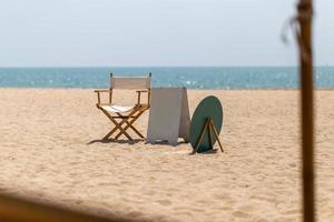 diretores cadeira e em branco ao ar livre ficar de pé brincar poster exibição em a de praia foto