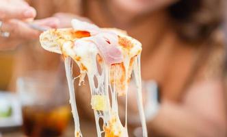 seletivo foco em fatia do quente pizza ampla queijo delicioso saboroso velozes Comida italiano tradicional foto