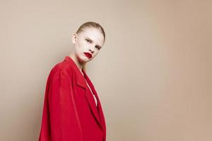 elegante mulher vermelho lábios moda Jaqueta estilo de vida posando foto