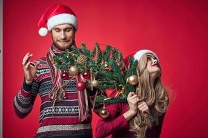 homem e mulher Novo ano árvore decoração feriado vermelho fundo foto