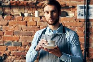 masculino garçom avental café copo trabalhos profissional cafeteria foto