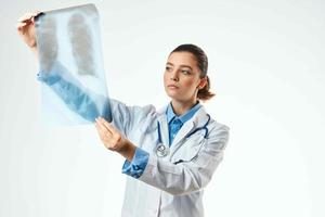 fêmea médico dentro branco casaco remédio raio X exame foto