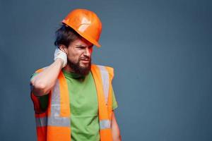 trabalhador homem dentro construção uniforme profissional estilo de vida azul fundo foto