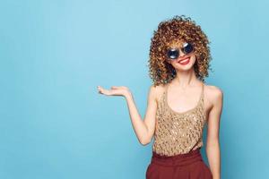 sexy modelo sorrir encaracolado cabelo Palma acima estúdio cópia de espaço lantejoulas camisa foto