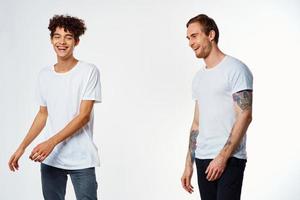dois alegre amigos dentro branco Camisetas alegria positivo luz fundo foto