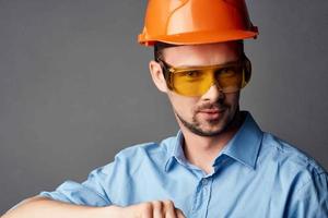 homem construtor profissional trabalhando uniforme emoções foto