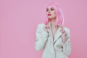 beleza moda mulher moderno estilo Rosa cabelo vermelho lábios moda Rosa fundo inalterado foto