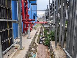 tubo prateleira e tubo instalação em a construção poder plantar projeto. a foto é adequado para usar para indústria fundo fotografia, poder plantar poster e eletricidade conteúdo meios de comunicação.