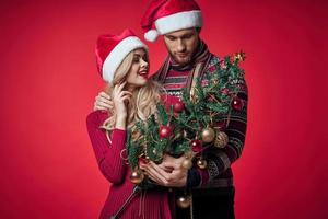 família jovem casal dentro Novo ano roupas juntos romance Natal foto