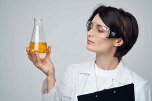 mulher com químico solução laboratório profissional biologia foto